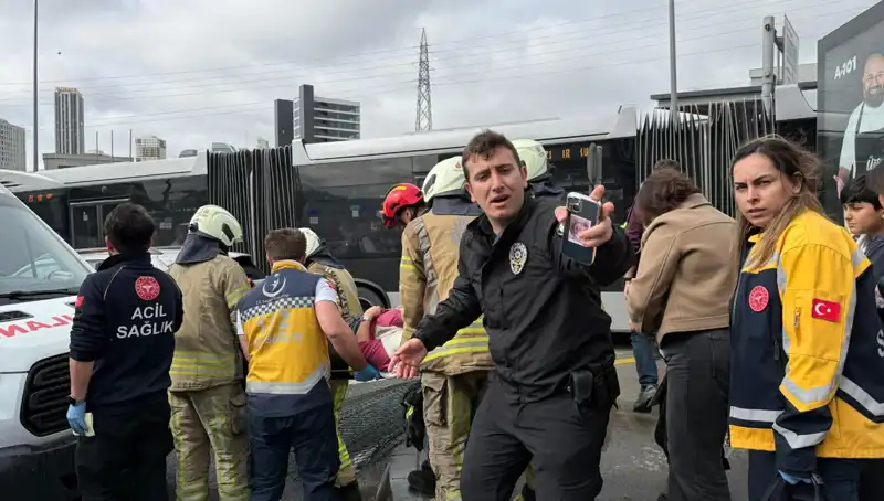 : Metrobüs Kazası: Seferler Durduruldu, Yaralı ve Ölü Sayısı Korkutucu