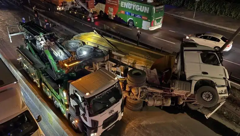 Moloz Yüklü Hafriyat Kamyonu Devrildi: Şehirdeki Kazanın Ardından Neler Oluyor?