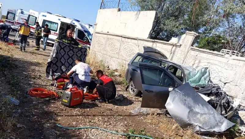 Lastiği Patlayan Araç İstinat Duvarına Çarptı: Korkunç Kaza, 1 Ölü, 6 Yaralı