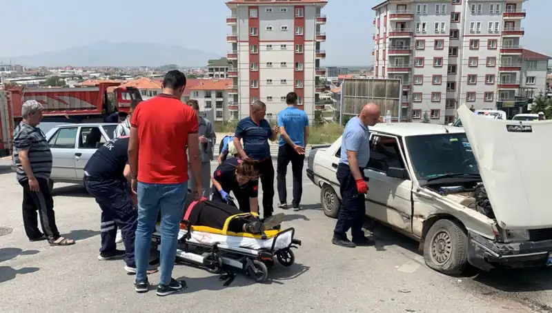 Kavşakta Yaşanan Feci Kaza: İki Kişi Hastaneye Kaldırıldı