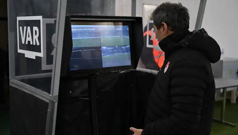 Konyaspor-Galatasaray Maçında VAR Koltuğunda Piotr Lasyk Var!