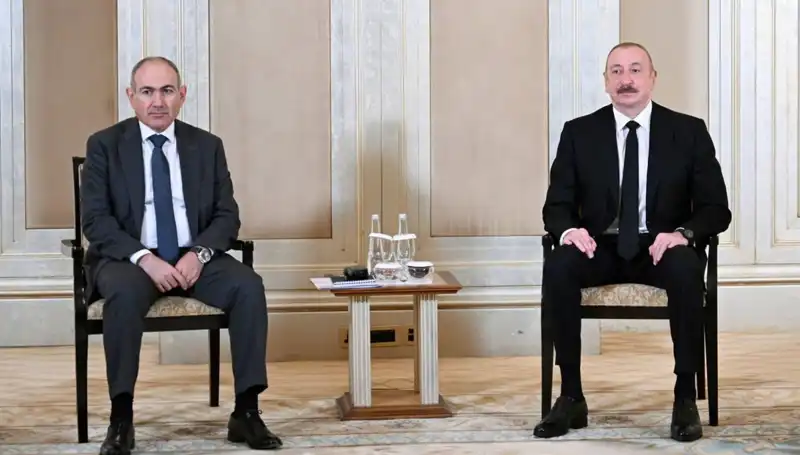 Aliyev ve Paşinyan, Abu Dabi'de Barış Teklifi Üzerine Görüştü
