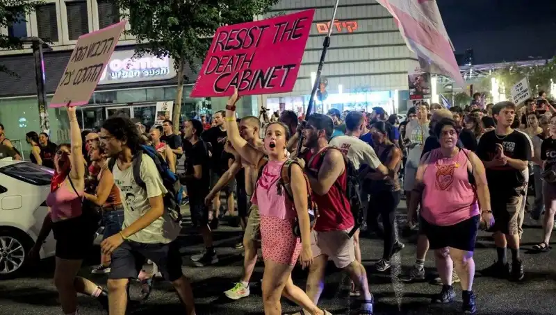 Tel Aviv'de On Binlerce Kişi Netanyahu'ya Karşı Büyüyen Protestolarla Sokağa Çıktı