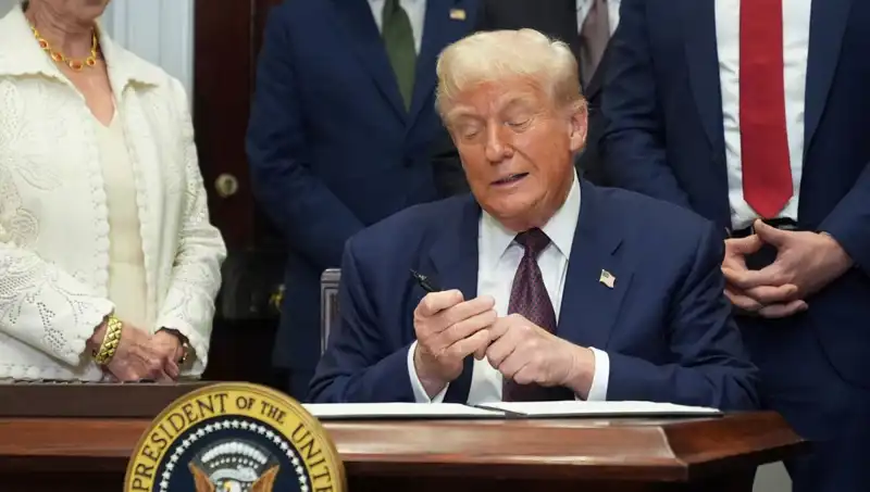 Trump, Beyaz Saray'ı Yenilemek İçin 200 Milyon Dolar Harcayacak