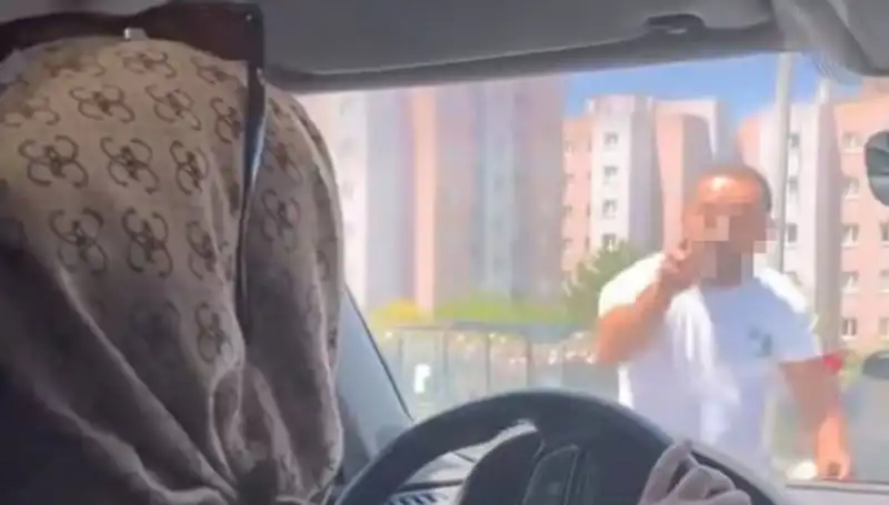 Trafikte Dehşet Anları: Araç Camını Yumruklayan Şahıs Gözaltına Alındı