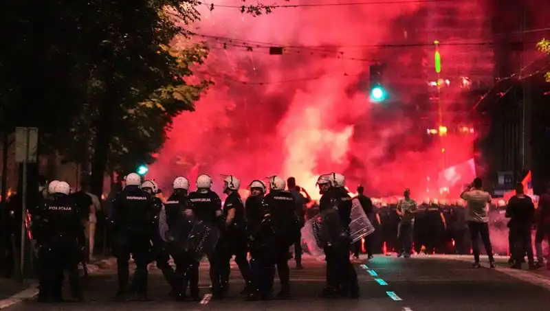 Sırbistan'da On Binler Erken Seçim İçin Sokağa Çıktı: Gözaltılar ve Protestolar