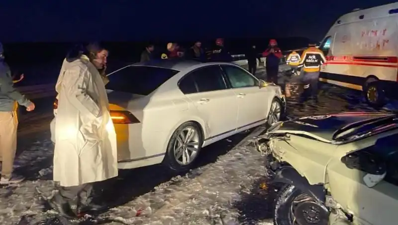 Aksaray’da Zincirleme Trafik Kazası: 15 Kişi Yaralı, Olayın Detayları Şaşırtıyor