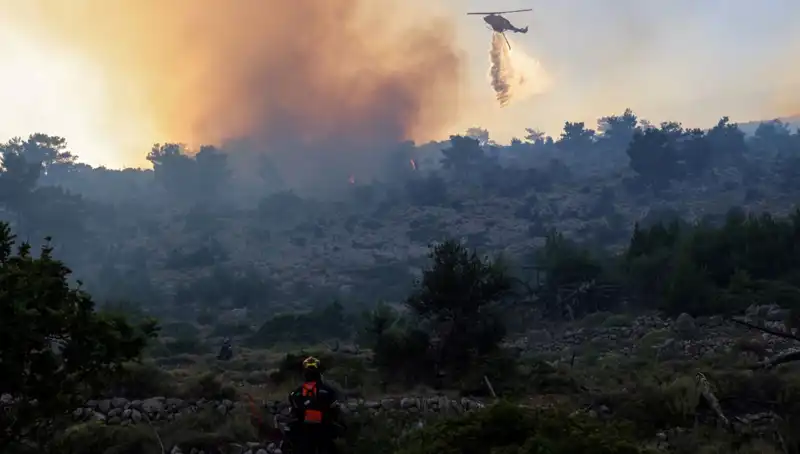 Eğriboz Adası'ndaki Orman Yangını: İki Köy Tahliye Edildi!