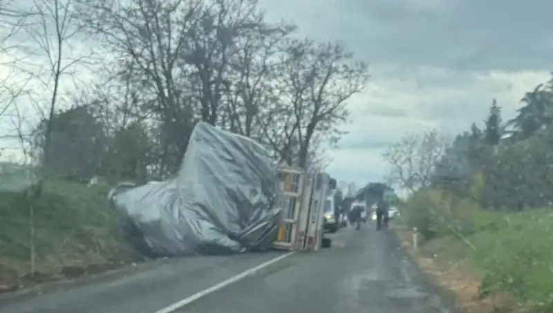 Tekirdağ'da Saman Yüklü TIR Devrildi: Bir Yaralı, Olayın Ayrıntıları Ortaya Çıktı