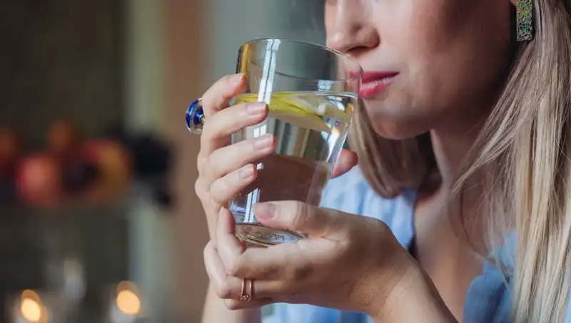 Harvardlı Uzman Açıklıyor: Limonlu Su Sağlığa Gerçekten Faydalar Sağlıyor Mu?