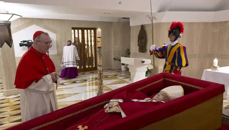 Papa'nın Tabutunda Yer Alan Anlamlı Fotoğraflar Yayınlandı