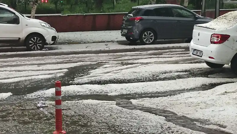 Ardahan’da Dolu Yağışı Şehri Beyaza Bürüdü: Doğa Güzellikleriyle Şaşırttı
