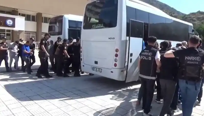 Amasya'da Uyuşturucu Operasyonu: 13 Şahıs Tutuklandı, Yüzlerce Kilo Madde Ele Geçirildi