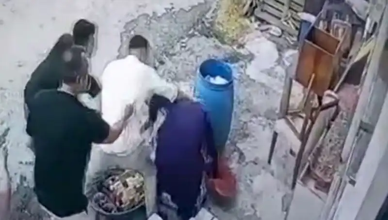 Başakşehir'de Bidon Kavgası: Baba ve Oğul, Kadını Darbetti!