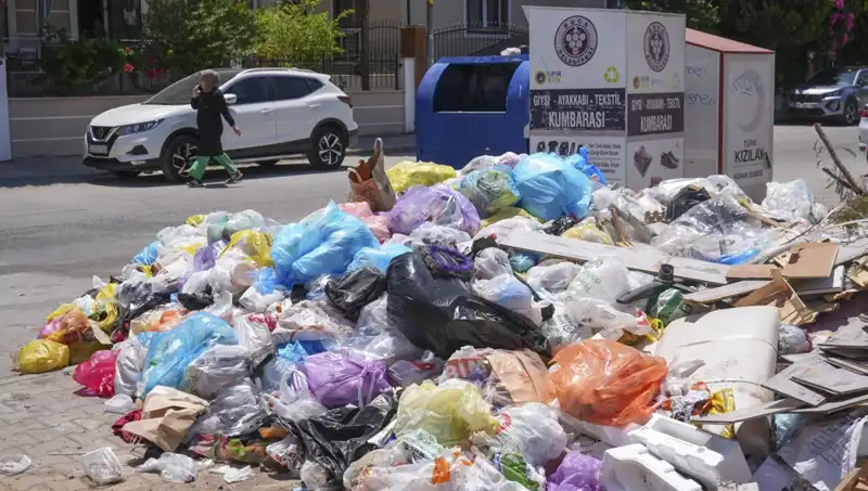 İzmir'de Çöp Yığınları: Temizlik Sorunu Kriz Noktasına Geldi