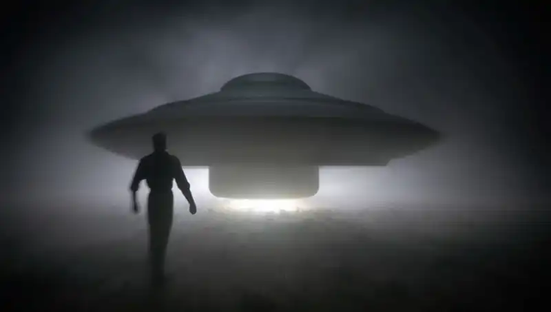 UFO Uzmanından Çarpıcı Uyarı: "Uzaylılar Masum İnsanları Öldürüyor!"