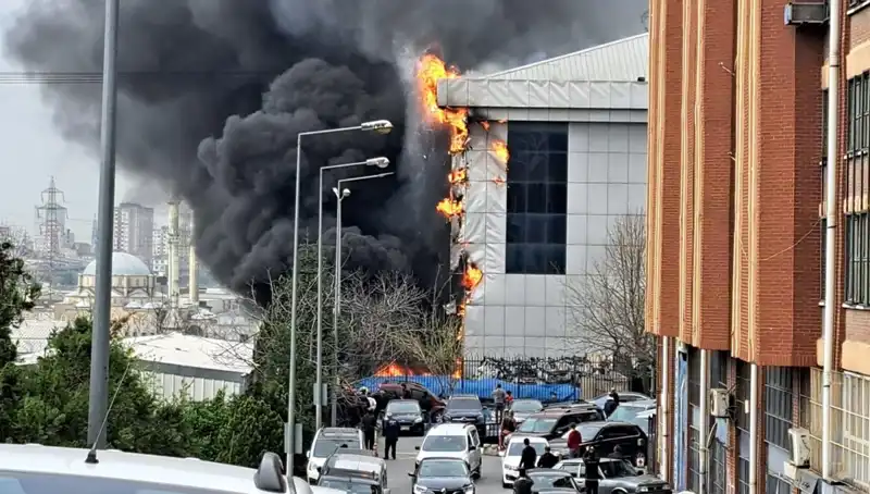 Başakşehir Sanayi Sitesinde Büyük Yangın: Ekipler Olay Yerinde