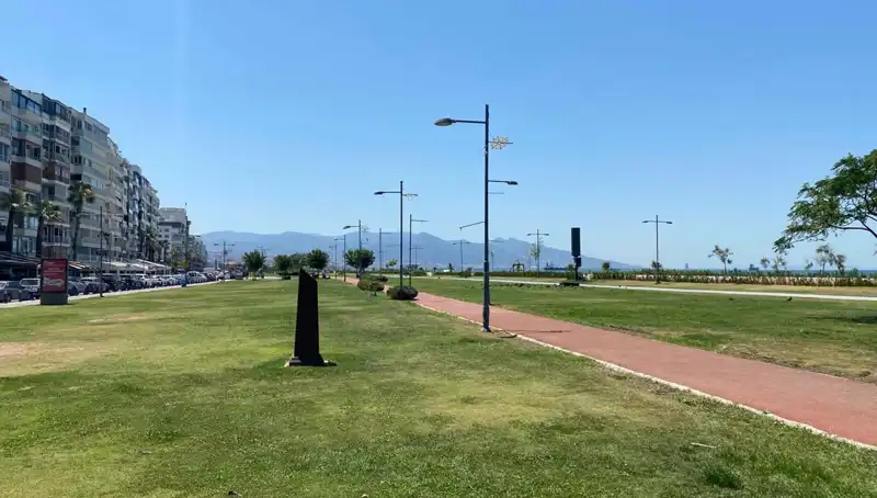 İzmir'de Sıcaklık Rekoru Kırıldı: Kordon Boş Kaldı, Yazın Tadını Çıkaramadık!