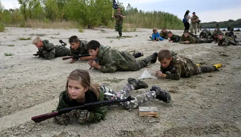 Rusya'da 8 Yaşındaki Çocuklar Savaşçı Olma Yolunda: Gerçekler Şok Edici!