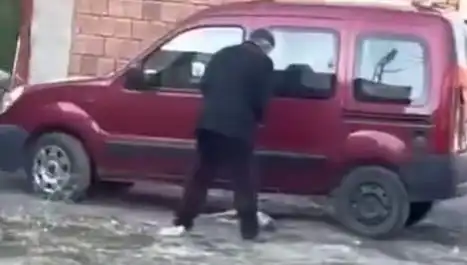 Sağduyulu Vatandaşlar Sokakta Köpeğe Yapılan Şiddeti Durdurdu