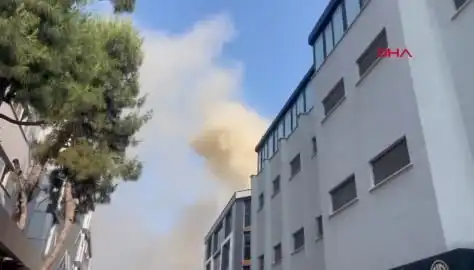 İstanbul'da 4 Katlı İş Merkezinde Çıkan Yangın, Ekipler Mücadele Ediyor