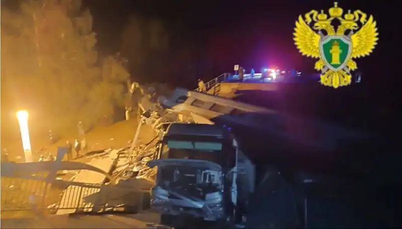 Rusya'da Köprü Çöktü: Trenin Üzerine Düştü, Çok Sayıda Ölü ve Yaralı
