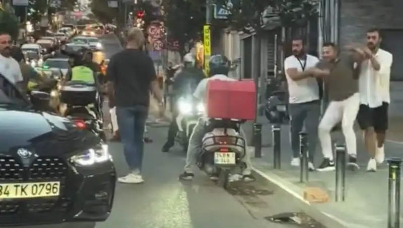 Nişantaşı’nda Yol Verme Kavgası: Sopalı İkili Gerilimi