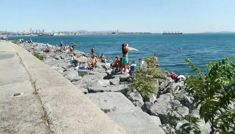 İstanbullular, Isınan Havanın Tadını Sahilde Çıkarıyor!
