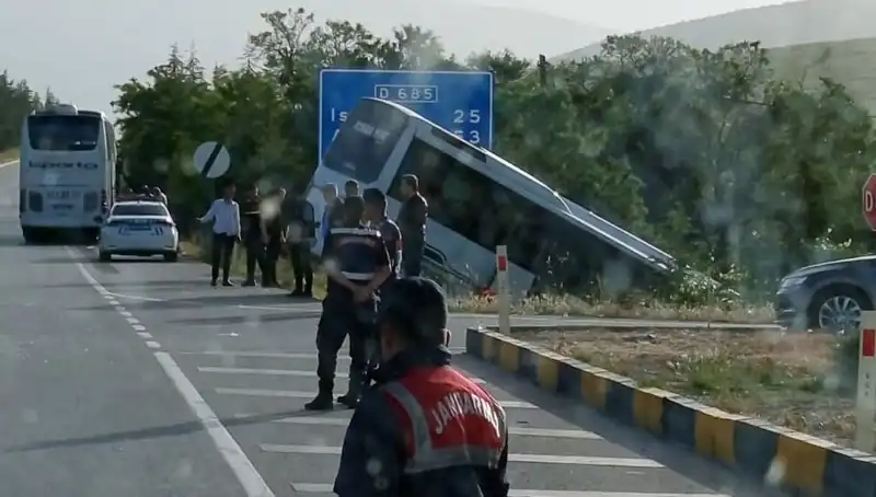 Isparta'da Tur Otobüsü ile Yolcu Otobüsü Çarpıştı: Çok Sayıda Yaralı Var