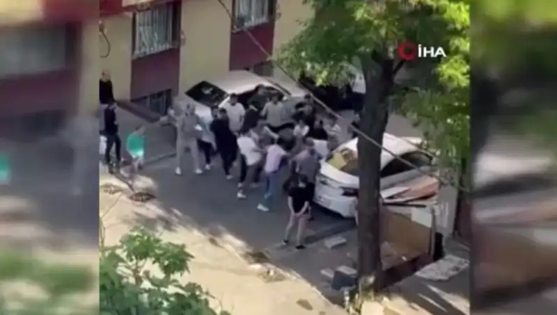 Kapıları Zorlayan Madde Bağımlısına Ekiplerden Sert Müdahale!