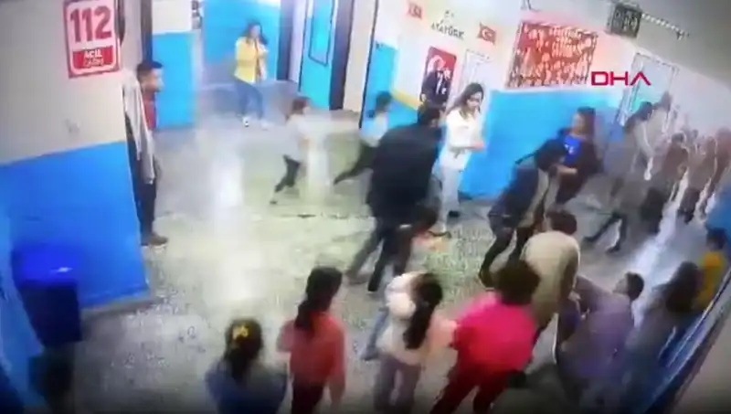Okulda Bayılan Öğrenciyi Müdür Yardımcısı Son Anda Kurtardı