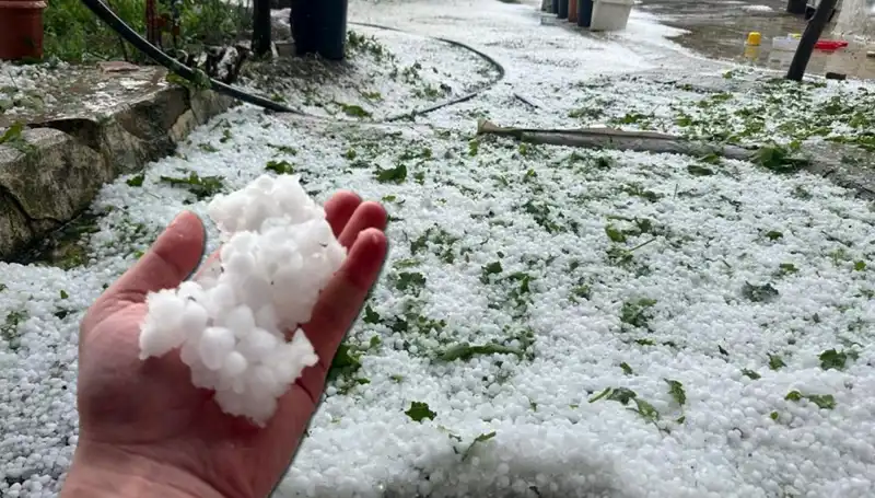 Haziran Ayında Dolu Sürprizi: Beyaza Bürünmüş Sokaklar