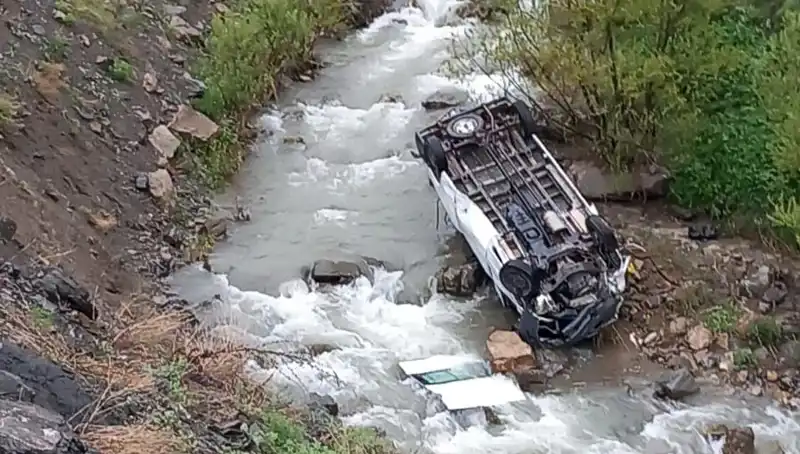 Hakkari'de Minibüsün Devrilmesi Sonucu İki Kişi Hayatını Kaybetti