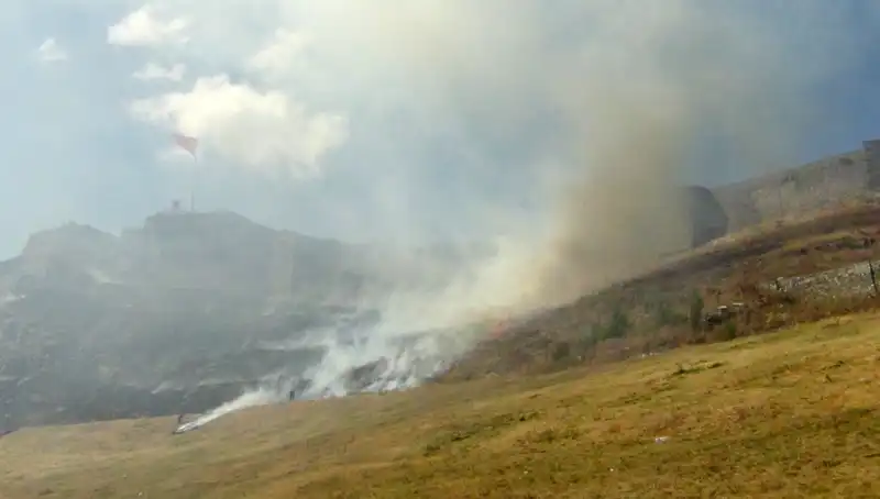 Kars Kalesi Eteklerinde Patlak Veren Anız Yangını Korkutucu Boyutlara Ulaştı