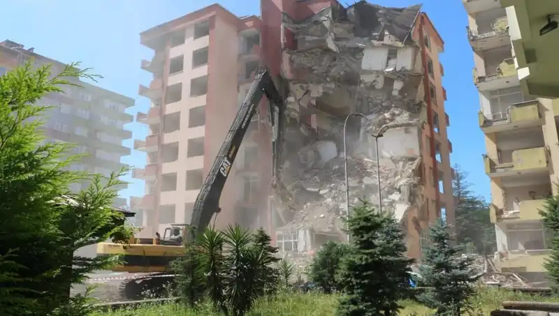 Dalgalar, Depremi Geride Bıraktı: İki Bina Yıkım Sürecine Girdi
