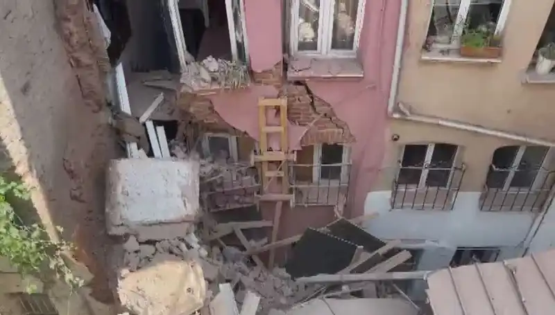 İstanbul'da Üç Katlı Bina Balkonu Çöktü: Olay Anında Neler Yaşandı?