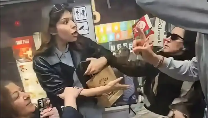 Kadınlar Tramvayda Yer Kavgasında Tekme ve Küfürler Uçuştu!