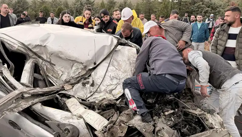 TIR ile Çarpışan Araç Kağıt Gibi Ezildi: Kaza Sonrası Gözler Yolda