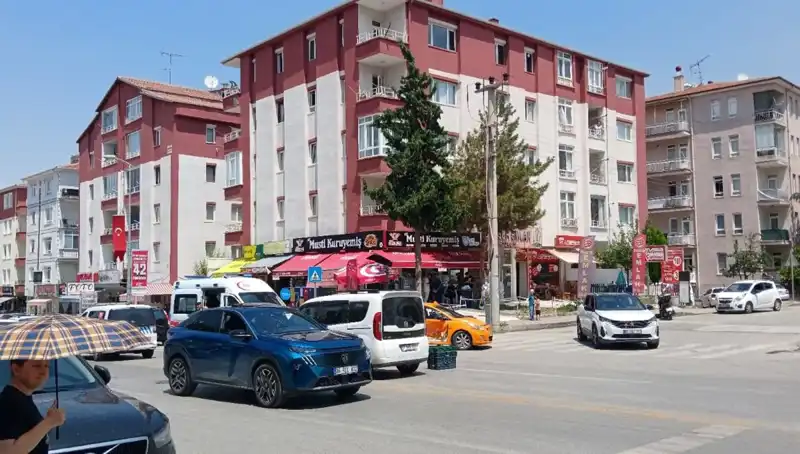 Taksi ve Otomobil Çarpıştı: İki Araçta Büyük Hasar Meydana Geldi