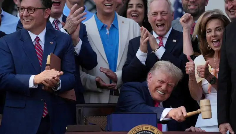 Trump'tan Şaşırtan Hamle: "Büyük, Güzel Yasa Tasarısı" İmzalandı