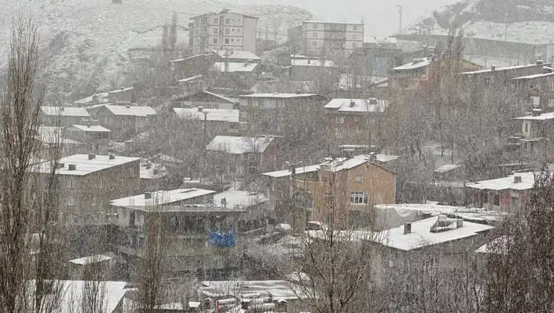 Hakkari’de Nisan Ayında Yaşanan Kar Yağışı Şaşkınlık Yarattı