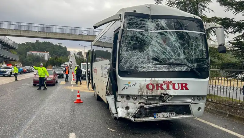 Uşak'ta İşçi Servislerinin Çarpışması: Çok Sayıda Yaralı ve Acil Durum Yönetimi