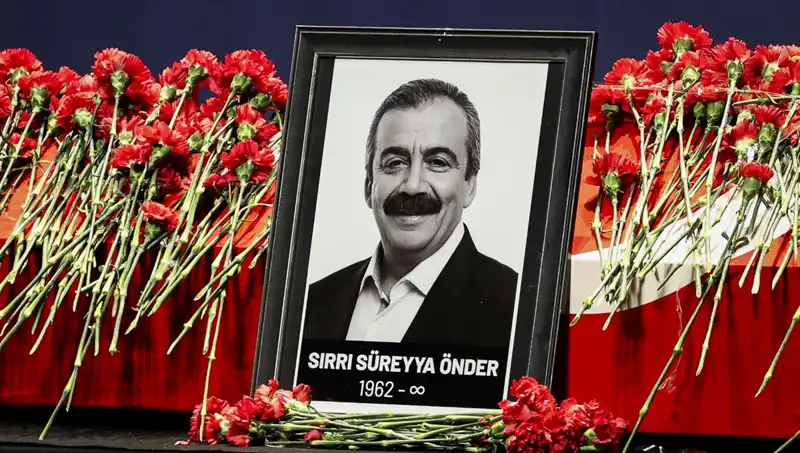 Meclis'te Sırrı Süreyya Önder'in Anması: Bir Dönemin Sesi Yeniden Canlanıyor