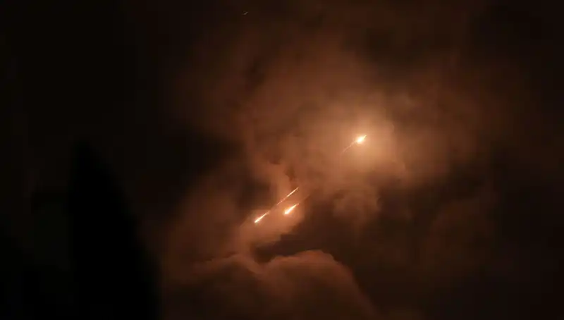 İran'ın Gece Saldırıları: Füzelerin Ateşlenme Saatlerindeki Gizem Ne?