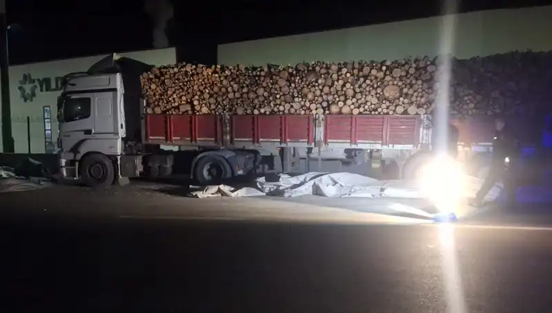 Dikkatsiz TIR Sürücüsüne Otomobil Çarptı: Kaza Anı Ayrıntıları ve Sonrası
