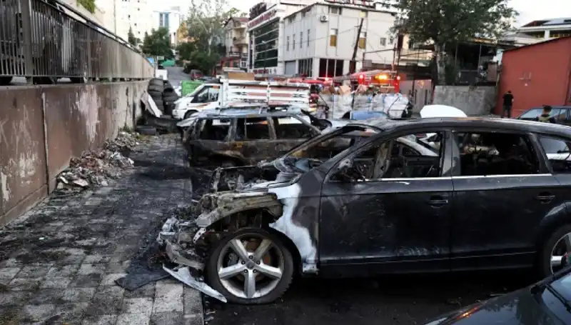 Sanayide Korkutan Yangın: Tamir Bekleyen Araçlar Alev Alev Yandı
