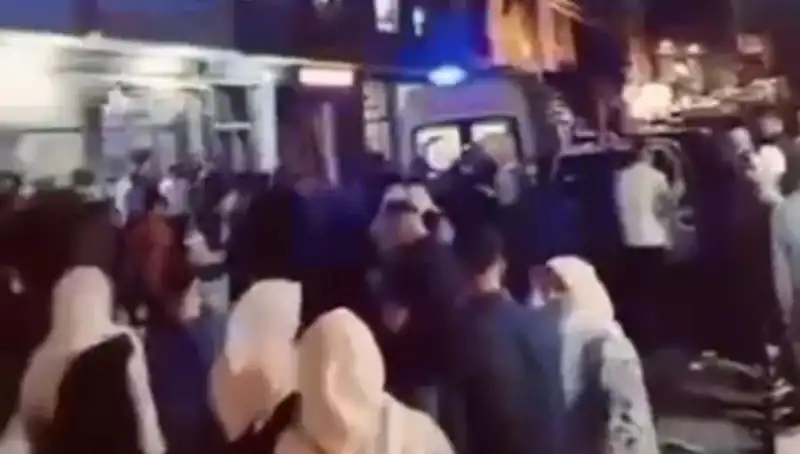 Balkon Kenarında Duran 14 Yaşındaki Kader Hayat Mücadelesi Veriyor