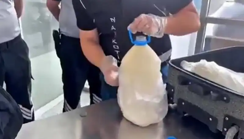 Havalimanında Şaşırtan Yakalama: 12 Kilo Süt Şişesi İçinde Ele Geçirildi!