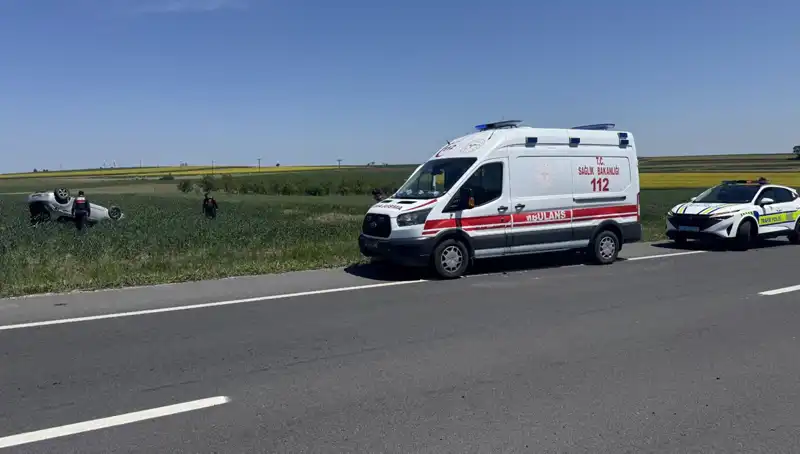 Edirne'de Devrilen Otomobilde Sürücü ve Eşi Yaralandı: Kaza Anının Detayları