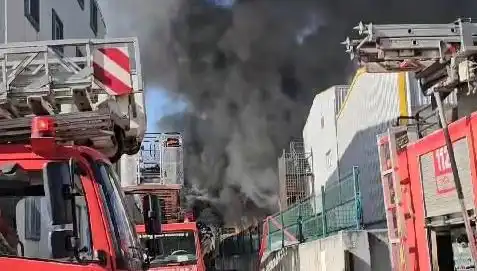 Tuzla'daki Fabrika Yangını: Güvenlik Ekipleri Kontrol Altında Tutuyor